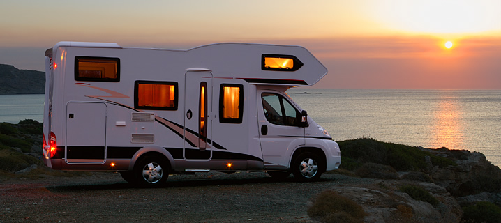 Wohnmobil mit Abendstimmung