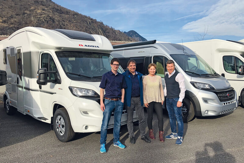 Marco Mariotto, Markus Knutti und Bernadette Walpen (v.l., alle ACW Group) freuen sich gemeinsam mit Fritz Minder (Adria Mobil Schweiz GmbH) über die neue Vertretung für Adria und Sun Living im Wallis.