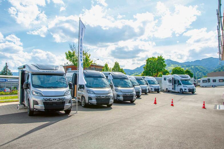 Neben Caravans von Adria hat Dietsche Caravan Camping AG die Wohnmobilmarken Adria, Sun Living und Forster im Programm.
