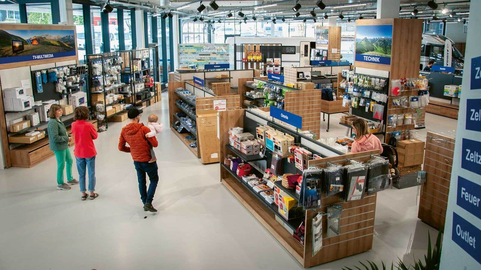 Im gut ausgestatteten Campingshop findet man das entsprechende Campingzubehör.