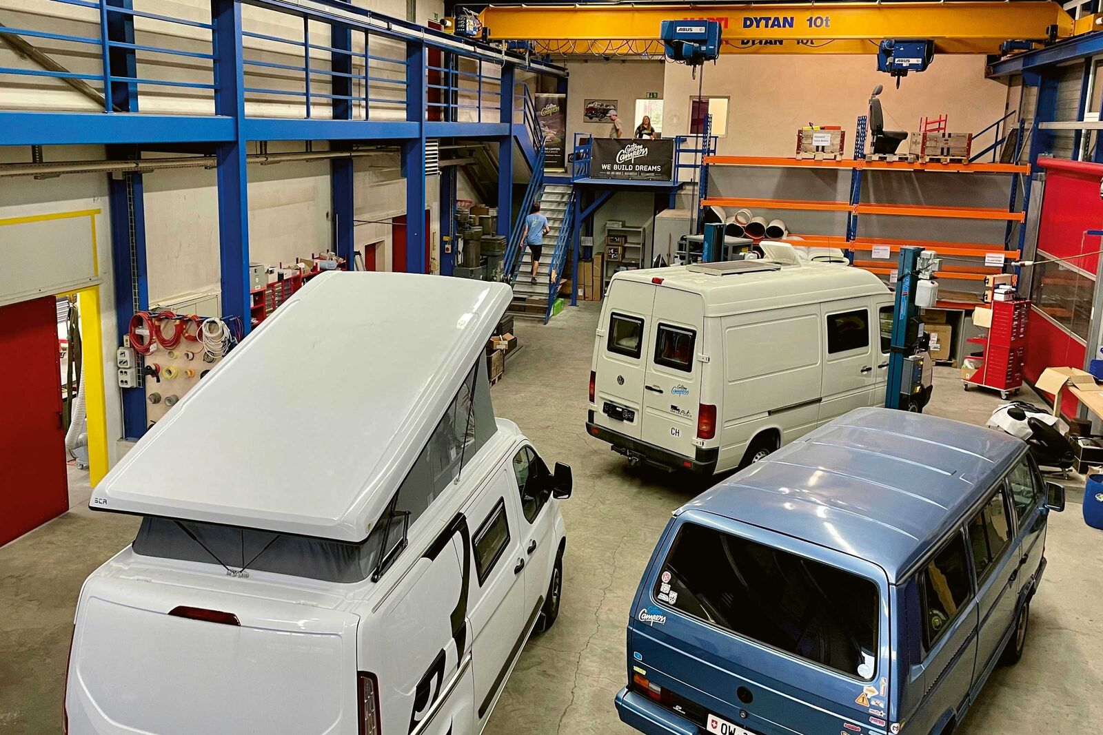 Après des semaines de déménagement intensif, l'entreprise Custom Campers GmbH est arrivée et installée sur son nouveau site à Döttingen.