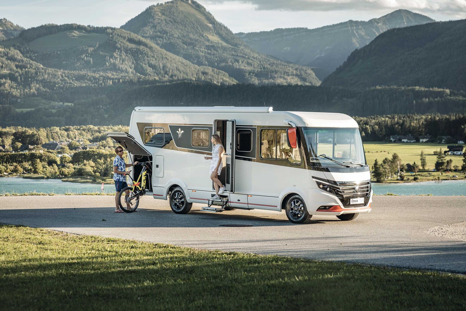 Smove von Niesmann+Bischoff GmbH: Wer bisher in der Kompaktklasse mit einem Gesamtgewicht von unter 3,5 Tonnen reisen wollte, musste Zugeständnisse bei Platz und Zuladung machen und sich mit Kompromissen zufriedengeben. Mit sieben geschützten Neuentwicklungen, insbesondere in der Architektur und Ausstattung des Innenraums, ist es Niesmann+Bischoff gelungen, mit dem iSmove ein vollintegriertes Wohnmobil mit deutlich mehr Platz und höherer Zuladung zu bauen, als man es bisher in dieser Klasse erwarten konnte. Dazu gehören unter anderem ein elektrisch versenkbares Küchenregal, die drehbare Gurtsitzbank, das Hubbett im Slimdesign und die Schiebewand im Variobad. Freie Sichtachsen durch das gesamte Fahrzeug und eine natürliche Akustik durch filzverkleidete Innenwände lassen im iSmove ein vollkommen neues Raumgefühl entstehen. Ein innovatives Beleuchtungskonzept mit modernen Glaspanels zur Bedienung der Spots in einer anthrazitfarbenen Decke eine luxuriöse Atmosphäre in den Abendstunden.