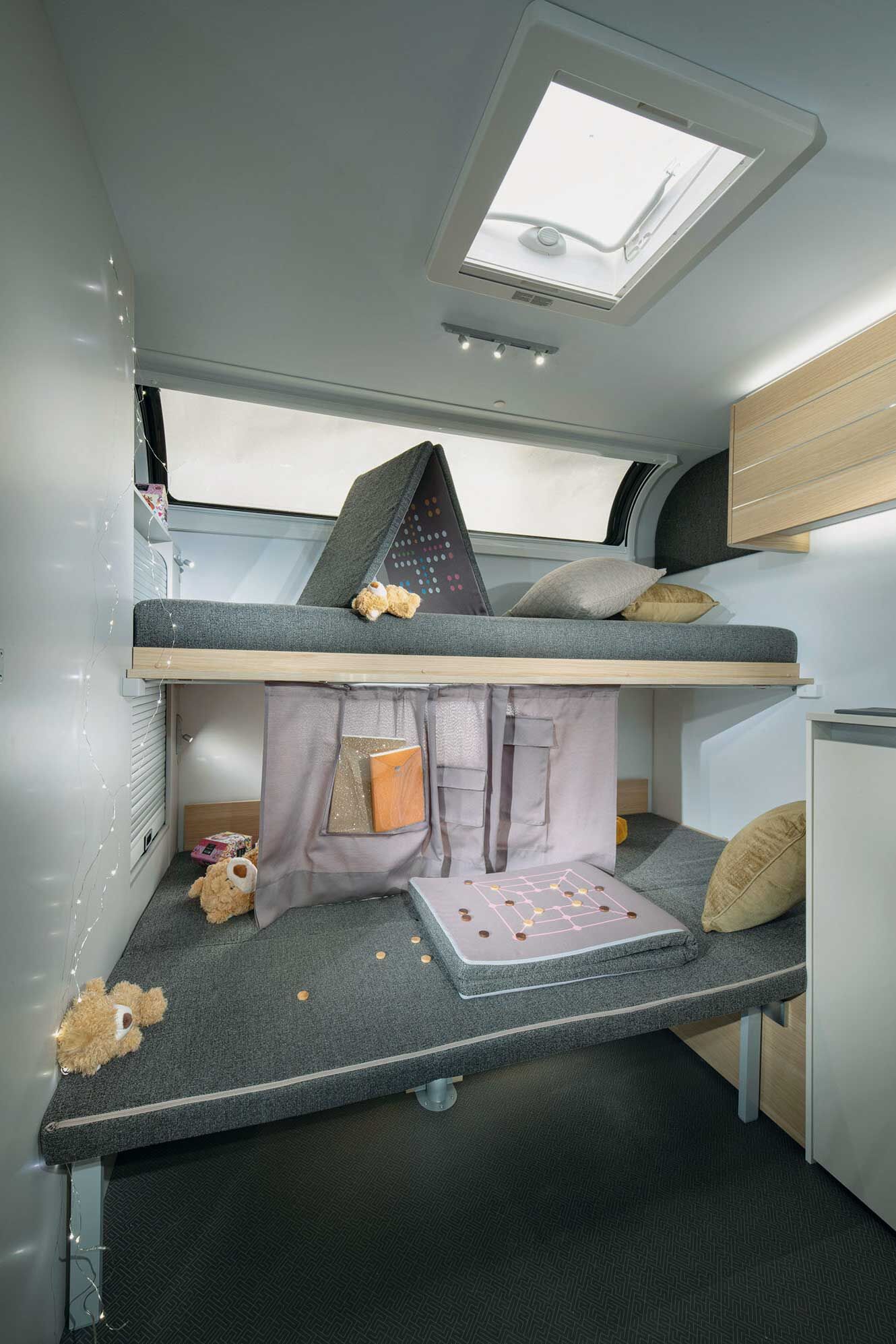 Adria Adora von: Der Adria Adora wird aufgrund der Winddiffusoren, der integrierten Griffe und der hinteren Stossstange zum aerodynamischsten Wohnwagen. Extra grosse Inline-Panoramafenster, eine breite Eingangstür und beim Adora 613 PK sogar ein hinteres Panoramafenster schaffen ein helles Interieur. Der Adora 613 PK bietet sogar ein spezielles Kinderzimmer mit flexiblen Schlaflösungen für ein bis drei Kinder mit Betten, die länger als 2 Meter sind.