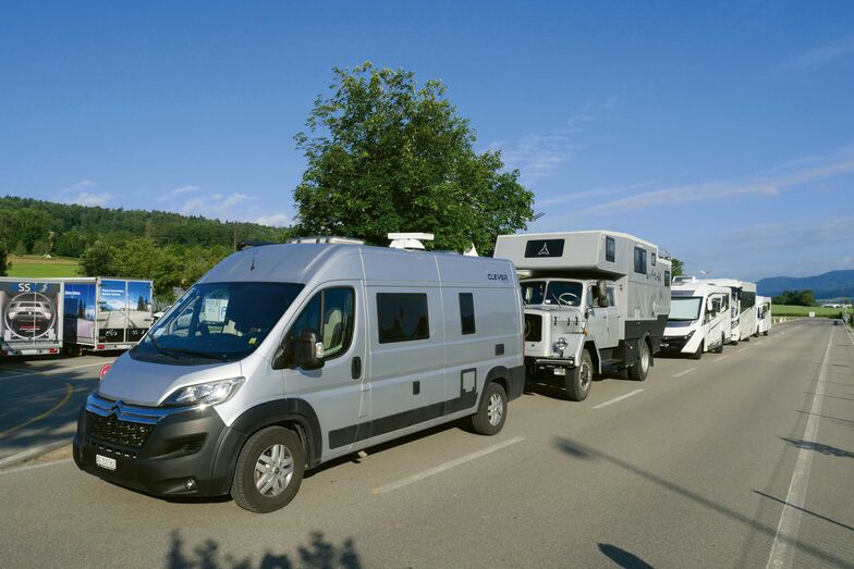 Eine bunte Truppe unterschiedlichster Wohnmobile hat sich zum Wohnmobil-Antischleuderkurs eingefunden.