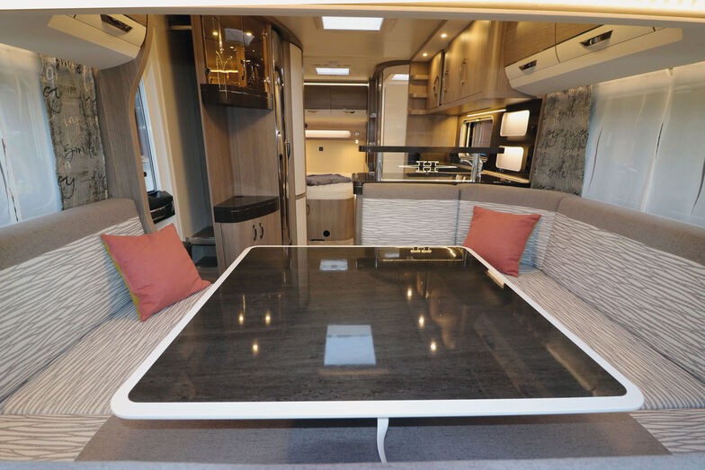 Le nouveau mobilier au décor raffiné mêlant Chêne Moyet et cuir blanc plaît d’emblée.