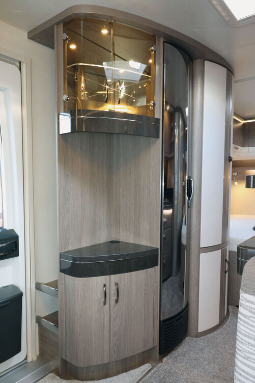 Colonne bien conçue avec une penderie, une commode, une vitrine et un espace TV.