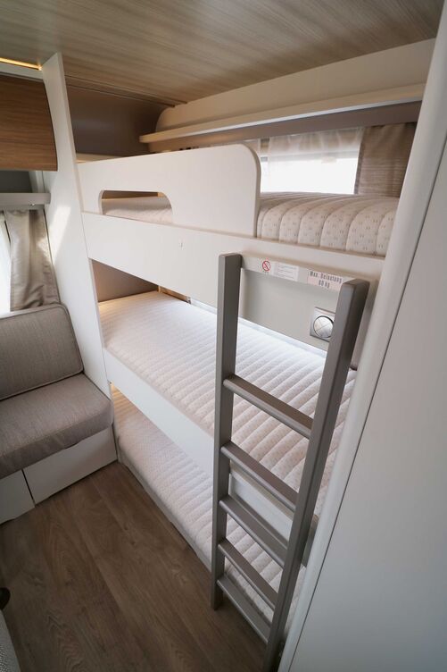 Le triple lit superposé en option dispose de couchages suffisants bien que le lit inférieur offre un espace limité.