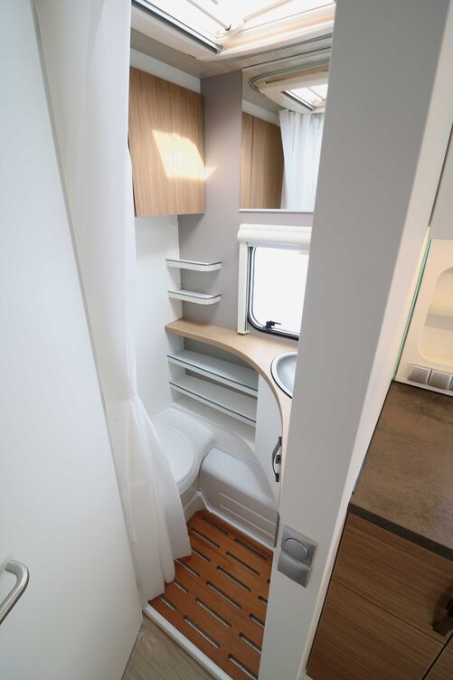 Si la surface compacte est parfaitement exploitée, elle offre néanmoins peu de liberté de mouvement pour une rapide toilette.