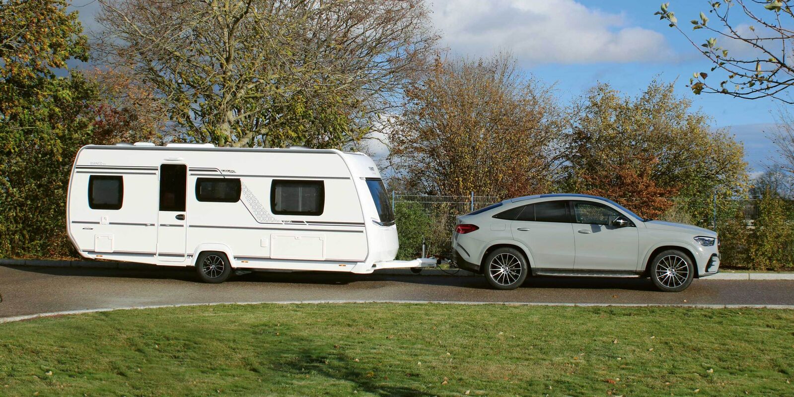 Alle Seiten markieren das typische Fendt-Outfit mit den sportiven Designelementen. Hinter dem Mercedes-Benz GLE Coupé erwies sich der kompakte Bianco Activ 515 SGD als tadelloser Nachläufer.