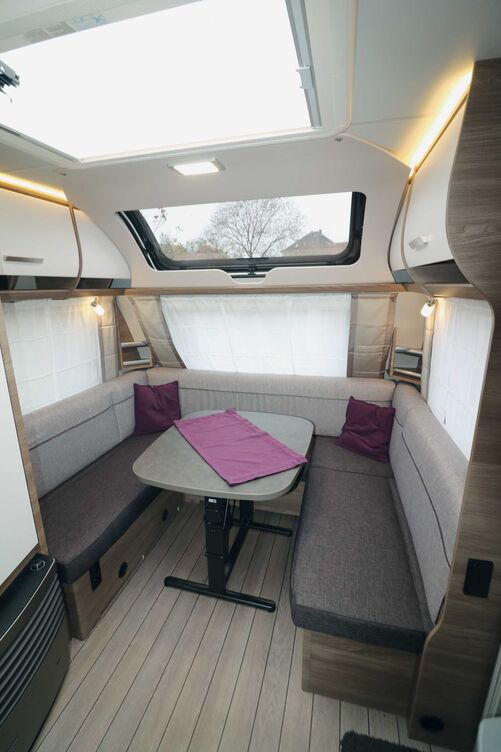 D’emblée, on se sent parfaitement à l’aise sur la confortable banquette en U baignée de lumière à l’avant.