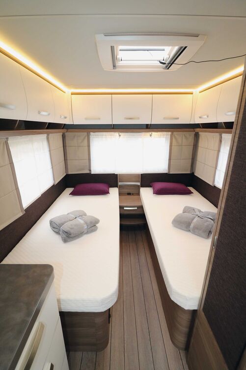 Parfaitement réalisée, la chambre arrière peut être isolée à l’aide d’une porte pliante et brille par ses grands couchages et sa bonne liberté de mouvement.