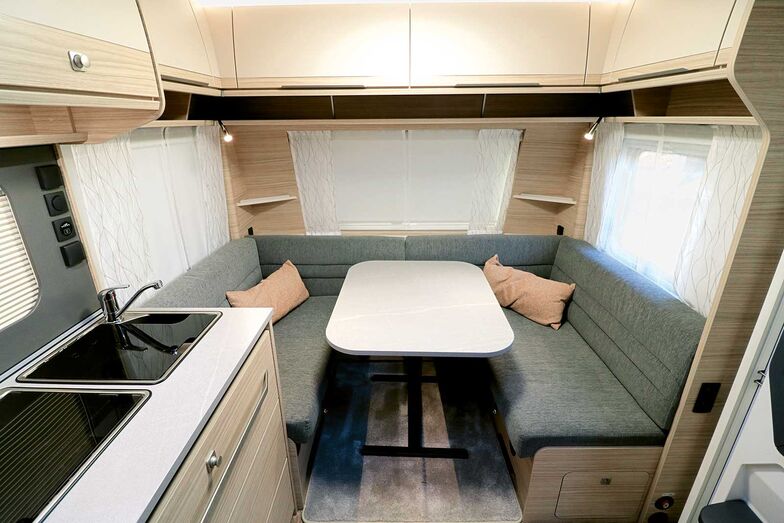 Associé à des trappes d’armoires suspendues de couleur beige, le décor de mobilier tendance Salvador Chêne crée un univers de design moderne, parfaitement mis en valeur par les nombreuses possibilités d’éclairage.