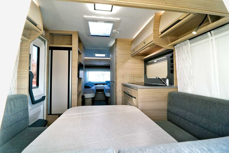 La vue de l’avant vers l’arrière offre une excellente sensation d’espace à travers l’implantation fonctionnelle pour couple.