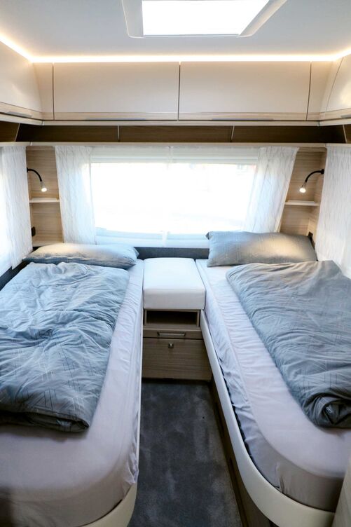 Dotée de confortables lits jumeaux et de nombreux rangements, la chambre séparable à l’arrière a de quoi séduire d’emblée.