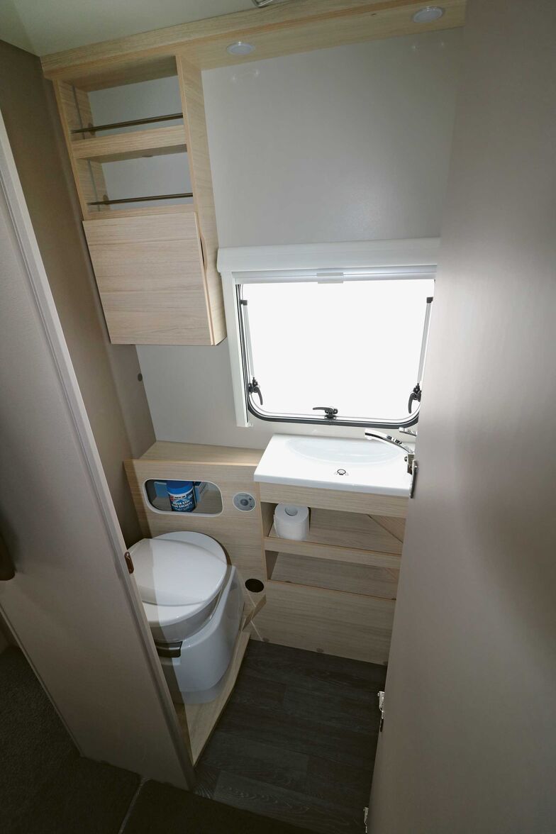 Sur une petite surface, la salle de bains séduit par son aménagement fonctionnel et son accès sans marche.