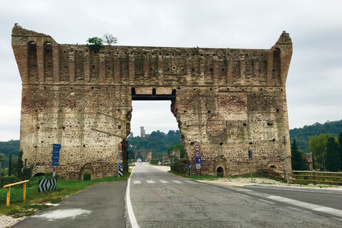 Spuren aus der Vergangenheit bei Valeggio sul Minsio bei Borghetto.
