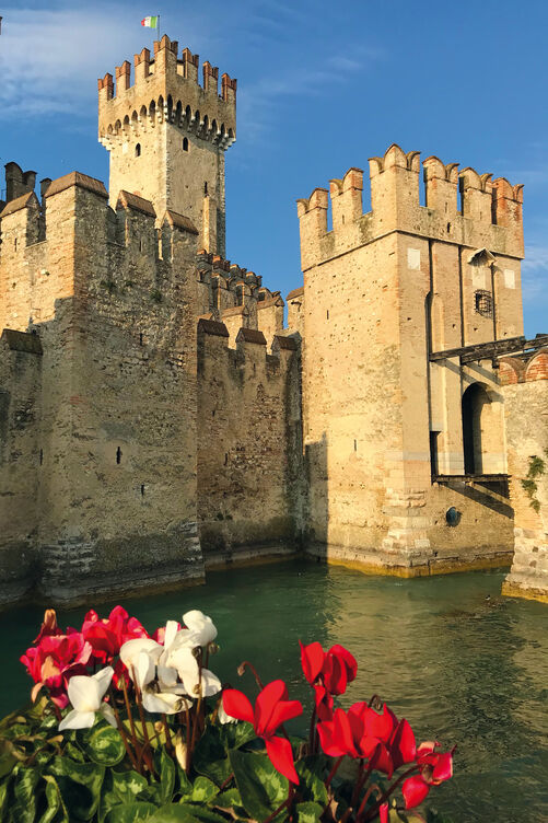Das Scaligero Castle aus der Scaliger-Zeit ist der Zugang zum historischen Zentrum von Sirmione. Es ist eine der vollständigsten und am besten erhaltenen Burgen Italiens.