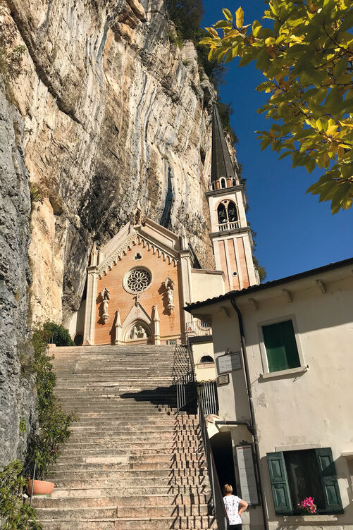 Beeindruckend: Die an den Fels gebaute Kirche Madonna della Corona.