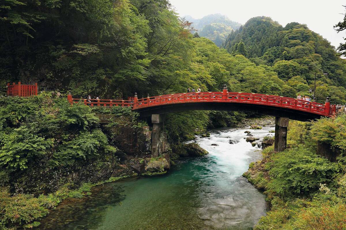 Die Shinkyo-Brücke, die «heilige Brücke», steht am Eingang zu den Schreinen und Tempeln von Nikko.