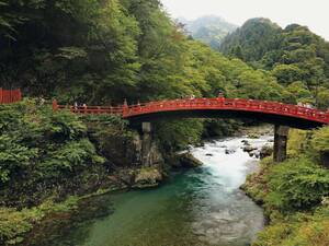 Die Shinkyo-Brücke, die «heilige Brücke», steht am Eingang zu den Schreinen und Tempeln von Nikko.