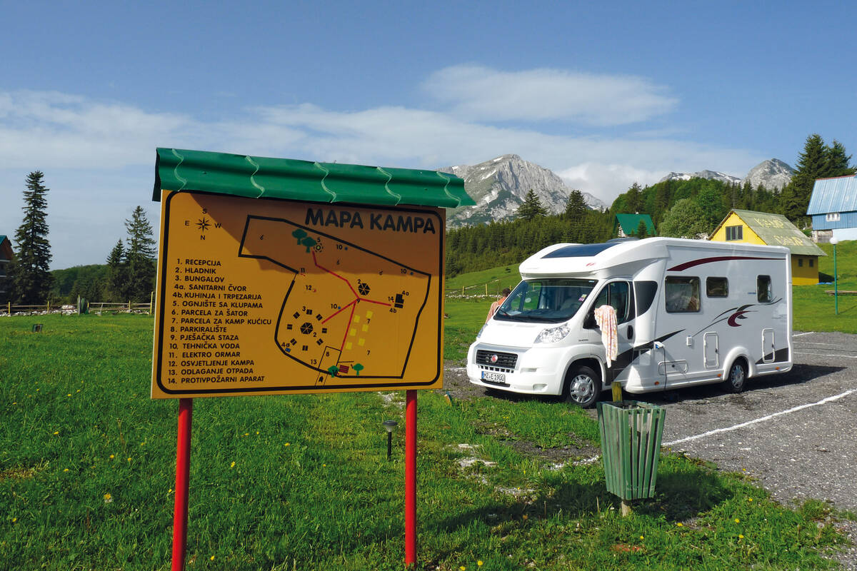 Le Camp Kod Boce se trouve à 2,1 kilomètres au sud-ouest de Zabljak, à une altitude de 1450 mètres, dans le parc national de Durmitor.