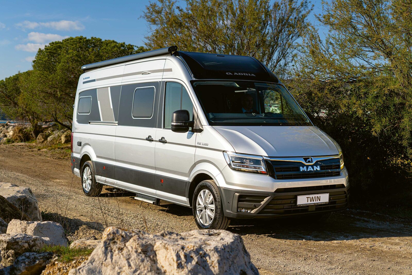 La nouvelle série de camping-cars Adria Twin Max séduit par son design et son confort.