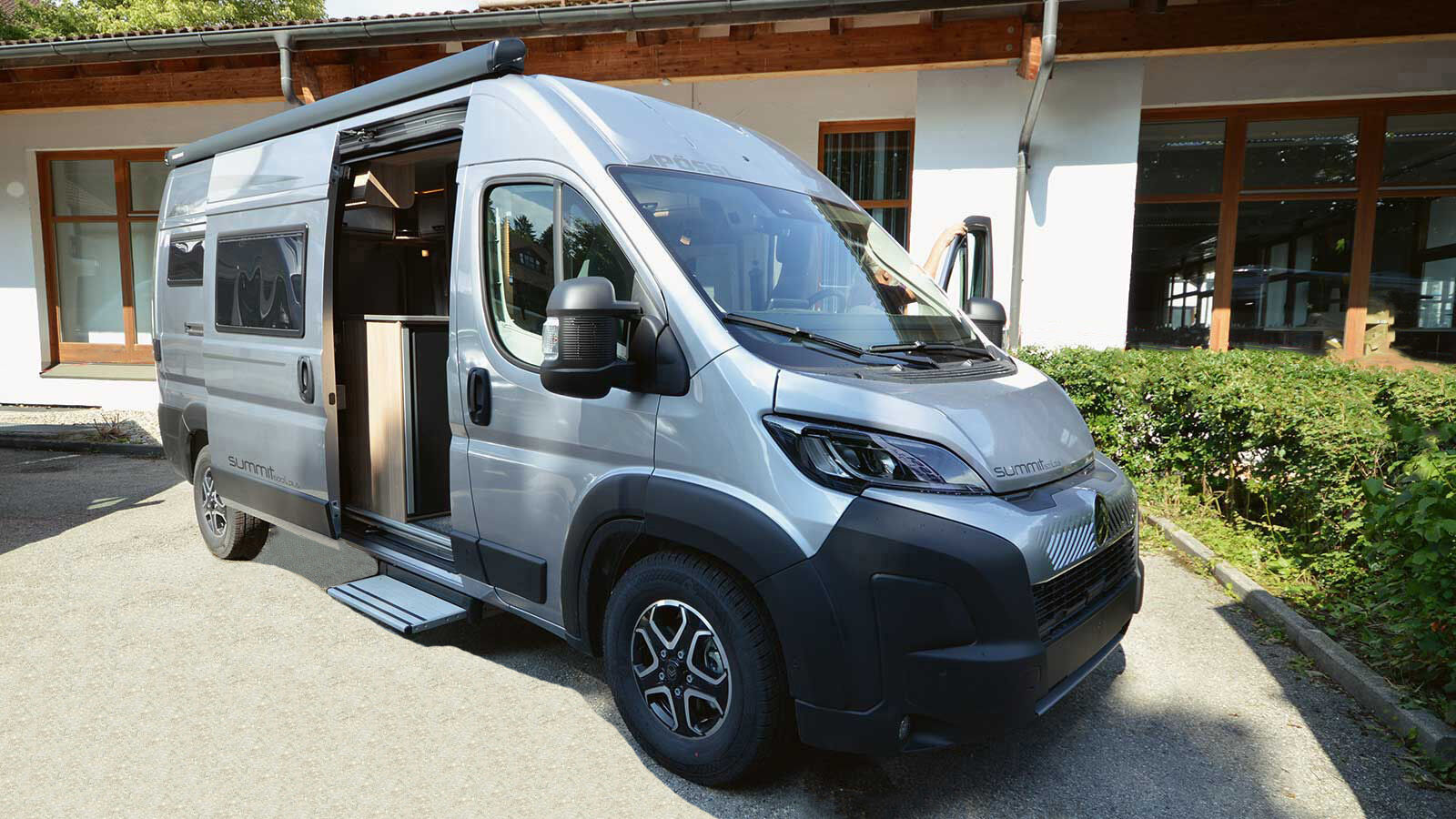 Der Pössl Summit 600 L bleibt mit 5,59 Metern Aussenlänge knapp unter der Sechs-Meter-Marke, bietet aber eine Menge Ausstattung.