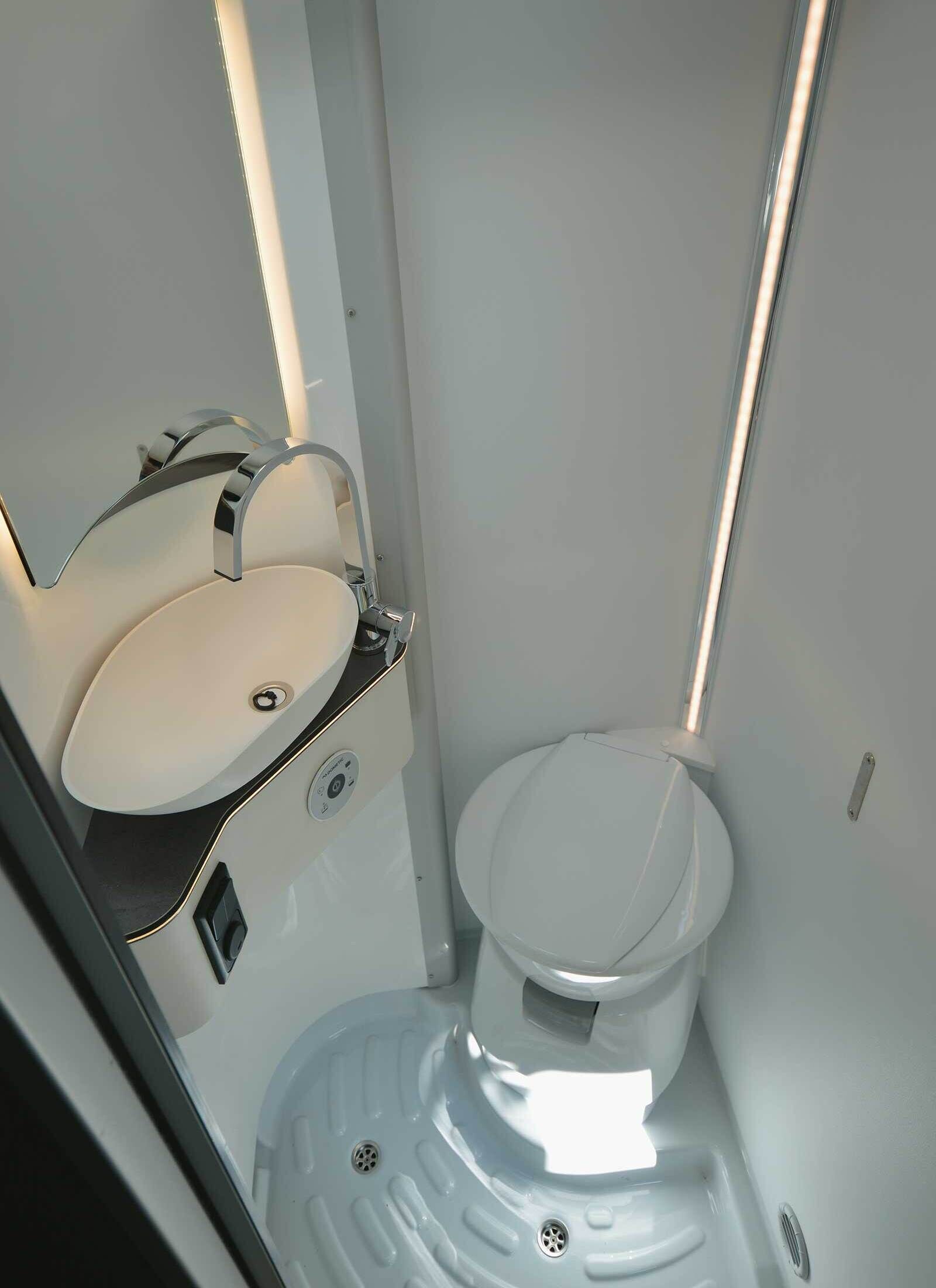 Dank Schwenkmechanismus benötigt das Bad weniger Raum.