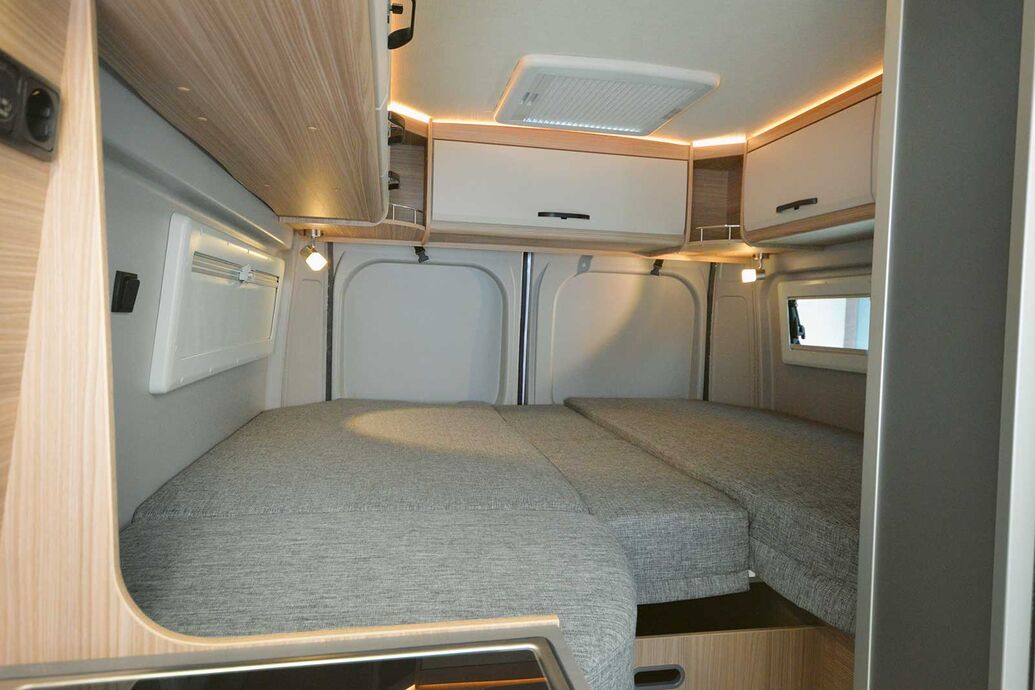 Die Einzelbetten mit Mittelteil im Heck. Die seitlichen Fenster sind Teil der Serienausstattung.