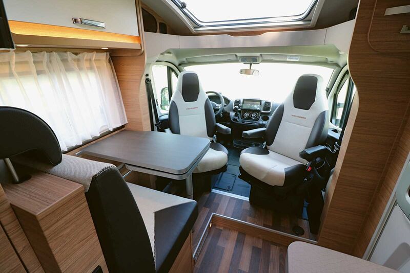 Der wohnliche Sitzbereich mit dem exklusiven Active-Line-Polsterstoff in Kunstleder-Stoffkombination und besonderer Ziernaht gefällt auf Anhieb.