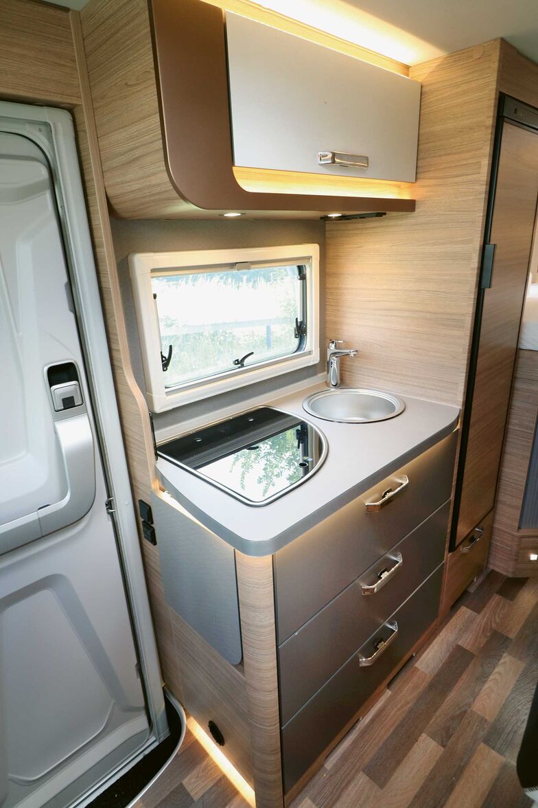 Die kompakte Küche gefällt auch optisch und kann durch die klappbare Zusatzplatte an der Seite noch etwas vergrössert werden.