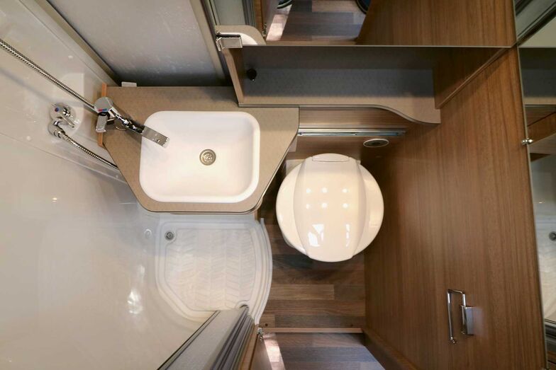 Die knappe Grundfläche des Sanitärraums hat Weinsberg optimal ausgenutzt.