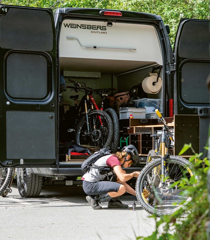 Il suffit de quelques gestes pour transformer le vaste garage arrière en atelier vélo équipé de tout le nécessaire.