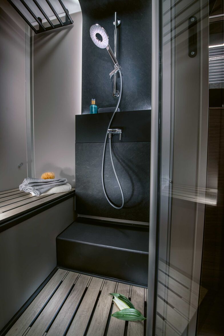 Sur les modèles à trois essieux, la salle de douche spacieuse dispose même d’un banc latéral.