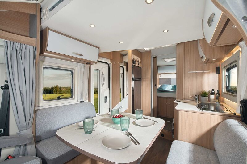 Gemütliche Sitzecke mit klappbarer Tischplatte.