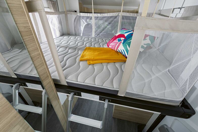 Das Hubbett im Vorderen Bereich (140 x 190 cm) ergänzt das Doppelbett im Heck.