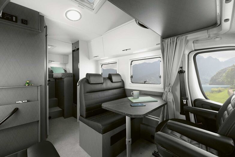 Blick durch den Etrusco A-Base 6.9 SB in der Ausstattungsvariante Iconic-Line.