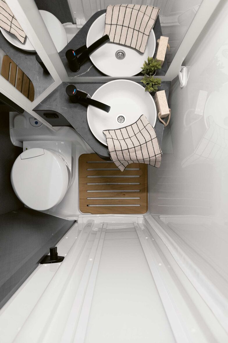 Dank einer schwenkbaren Wand wird aus dem Toilettenraum rasch ein Duschraum.