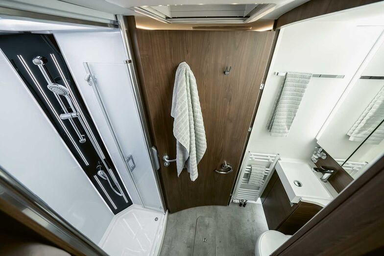 Toilettenraum und Dusche lassen sich dank einer Klapp- und einer Schiebetüre zum separaten grossen Raumbad umgestalten.