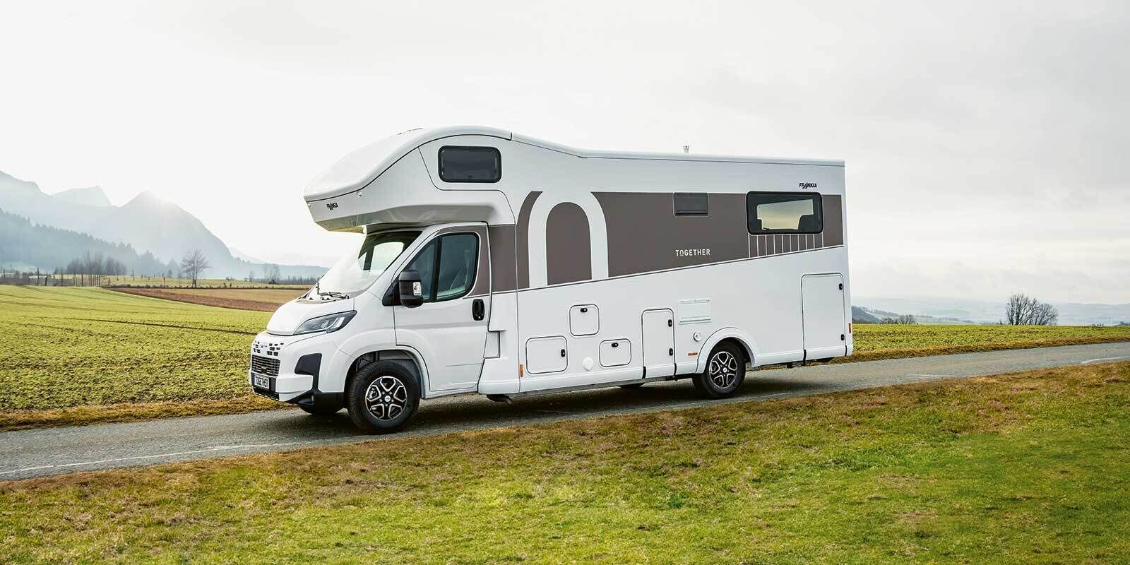 Aussen präsentiert sich das Wohnmobil Togheter mit frischem Design und interessanten Akzenten. Das markante, umgekehrte «U» steht als Symbol für die Rundsitzgruppe.