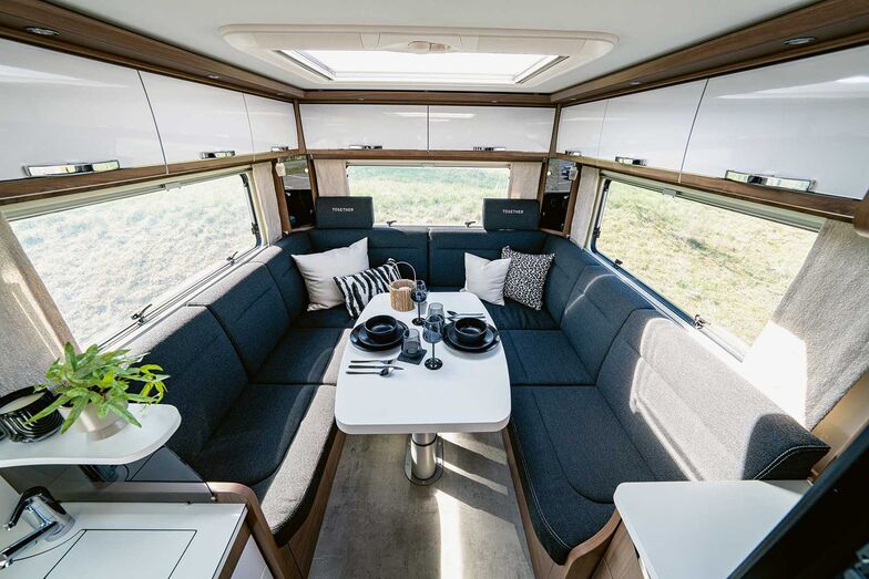 Geräumig ist die grosse, jetzt eckigere Rundsitzgruppe im Heck.