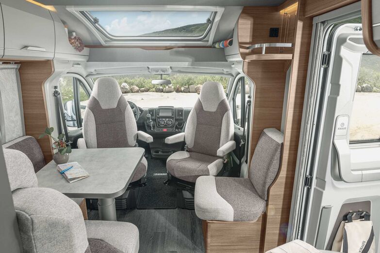 Die l-Sitzgruppe mit Seitensitz und drehbaren Cockpitsesseln.