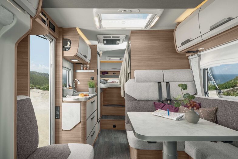 Blick vom Cockpit zu den Einzelbetten im Heck.