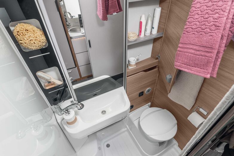 Praktischer Toilettenraum. Zum Duschen wird das Waschbecken weggeklappt.