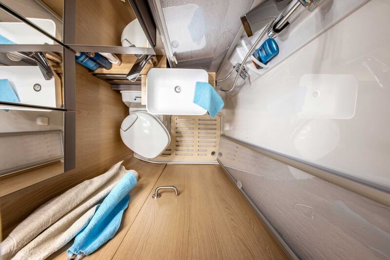 Das verschiebbare Waschbecken sorgt für mehr Platz und eine einfachere Nutzung der Toilette (grundrissabhängig).