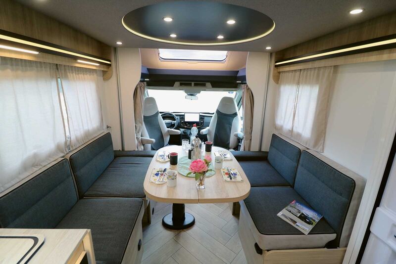 Die Lounge-Sitzlandschaft mit den Längsbänken und den Cockpitsesseln bietet jede menge Platz und viel Bequemlichkeit.