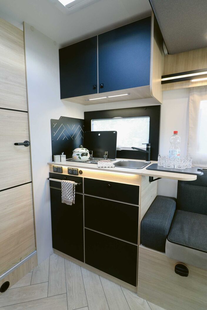 Die kompakte Küche im Chausson 720er überzeugt mit kompletter Ausstattung, zahlreichen Beleuchtungselementen und ausreichenden Staumöglichkeiten.