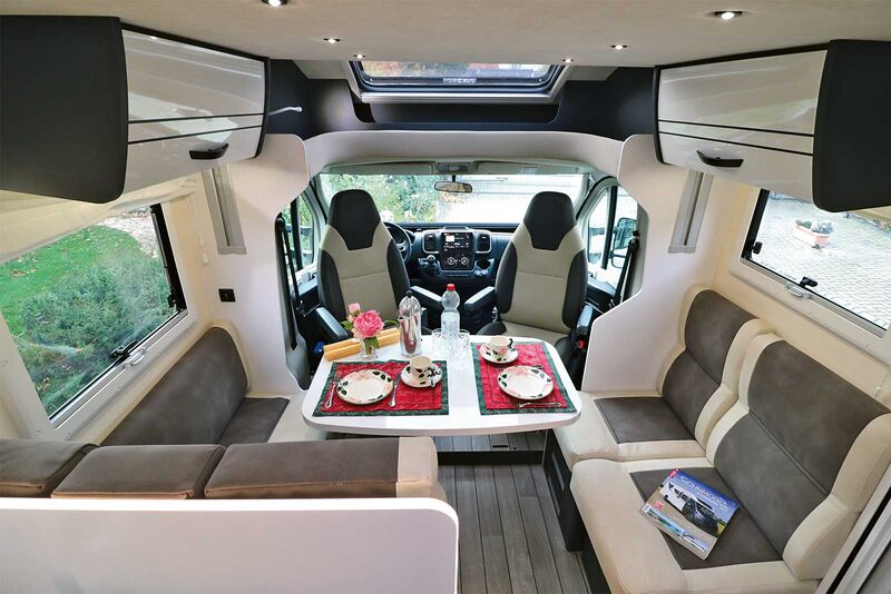 La dînette du T 699 HB offre beaucoup d’espace et de confort, même à plusieurs, tandis que l’intérieur moderne séduit avec ses diverses nuances de couleurs.