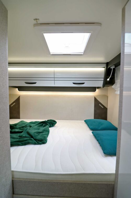 Mesurant 203 par 133 cm, le lit double transversal au-dessus du garage arrière est équipé d’un confortable matelas en mousse haute densité, tandis qu’une lucarne et des éléments d’éclairage complètent l’espace nuit.