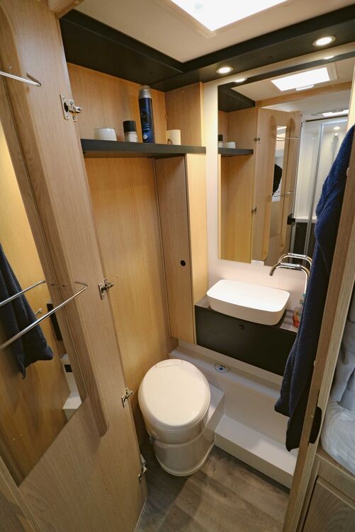 L’armoire suspendue et les niches de rangement offrent beaucoup de place pour ranger toutes les affaires de toilette.